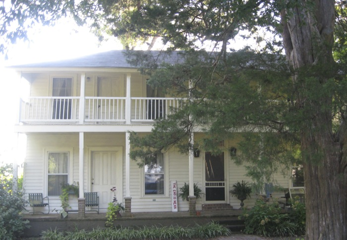 Jane Rule Burdine's house in Taylor Mississippi photo by Kathy Miller