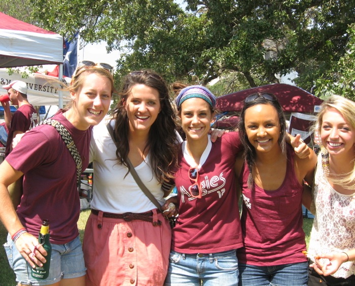 Aggie girls photo by Kathy Miller