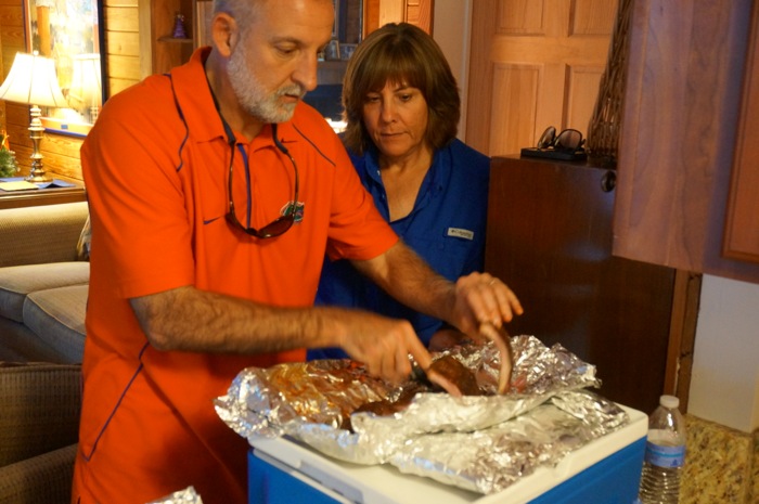 Rob and Suzanne Hinkley serving the ribs photo by Kathy Miller