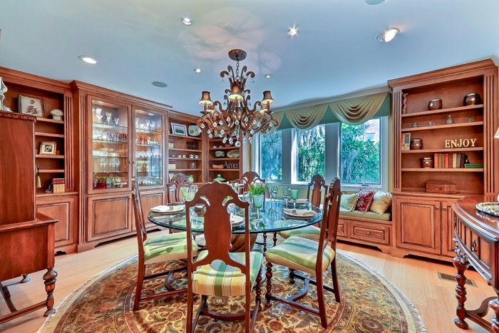 Dining room with large round table and bookshelves