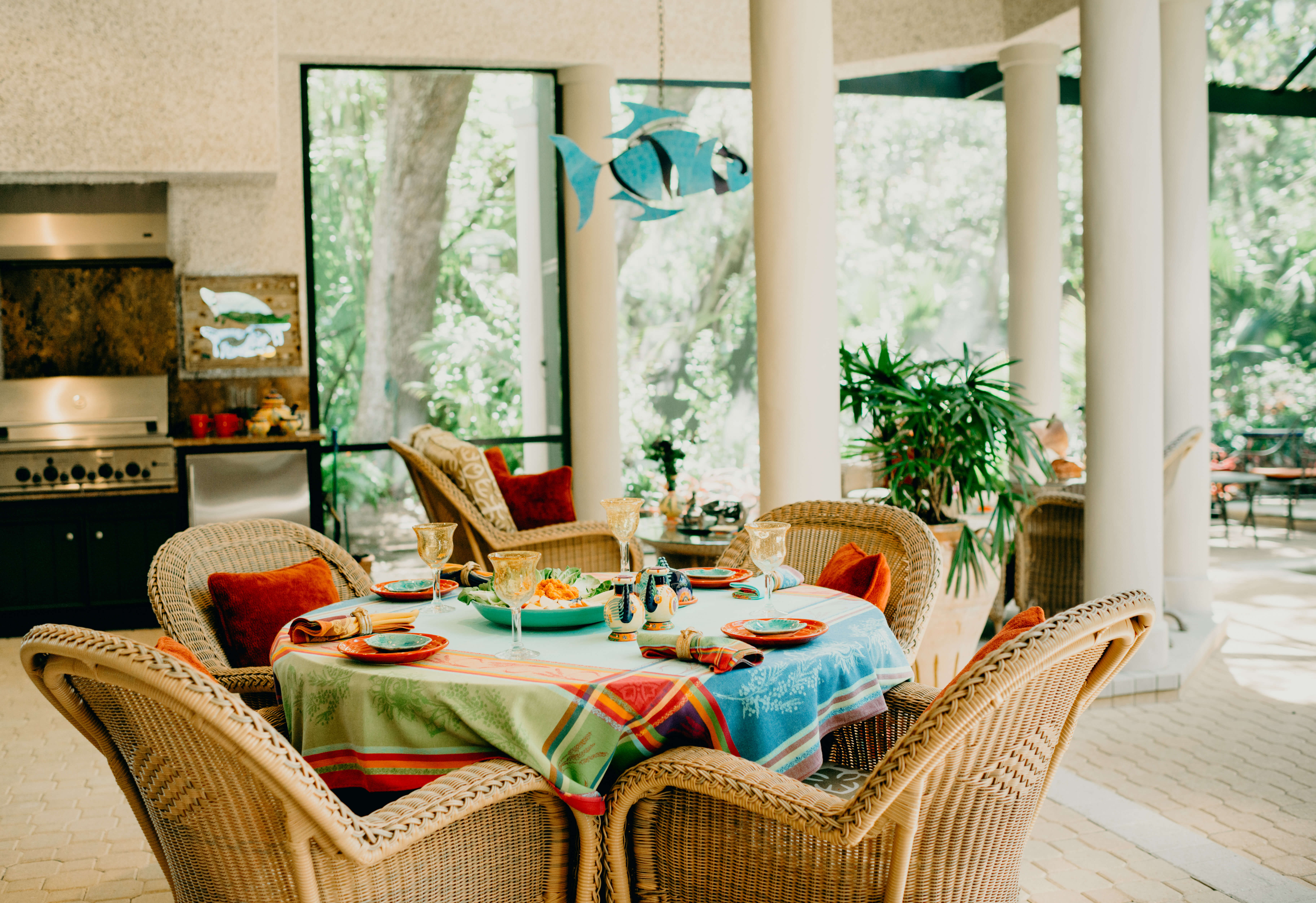 Becky Grimes table on the lanai photo by Page Tehan