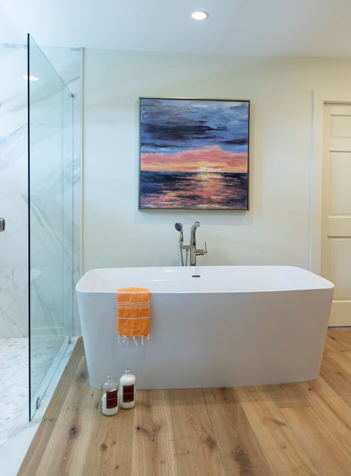 Soaking tub in main bath with Kathy Miller original Amelia Sunrise painting photo by Lynn Tennille