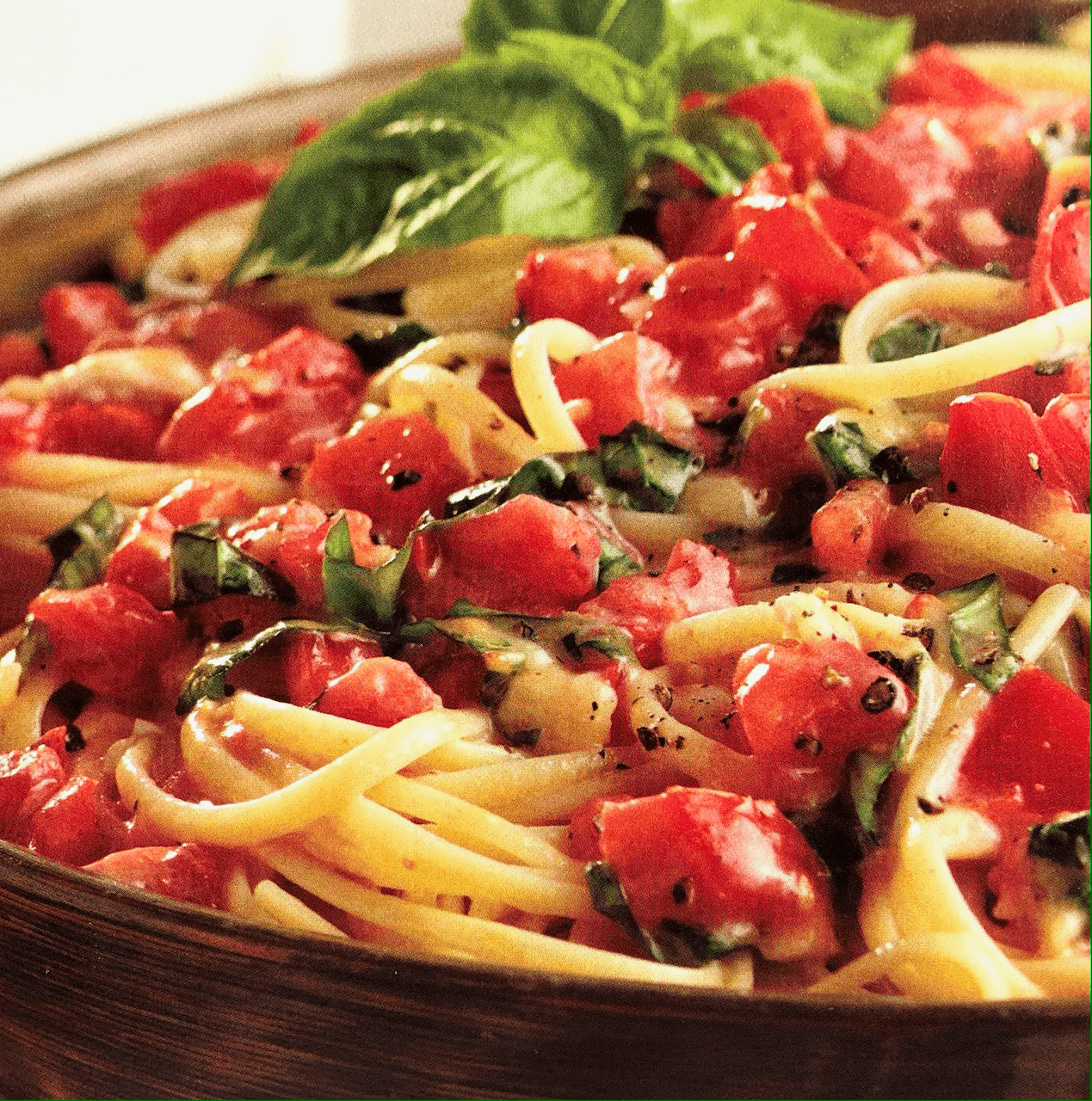 Linguine with tomato and basil pasta sauce