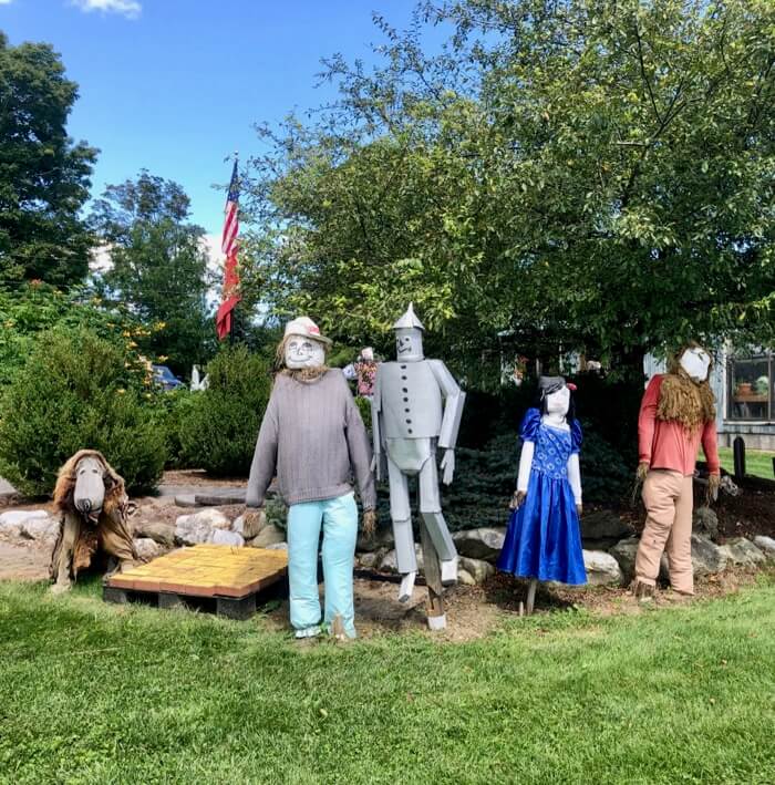 Wizard of Oz Scarecrows photo by kathy Miller